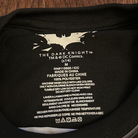 Men’s Batman Shirt with detachable cape Halloween Size M - Picture 4 of 4